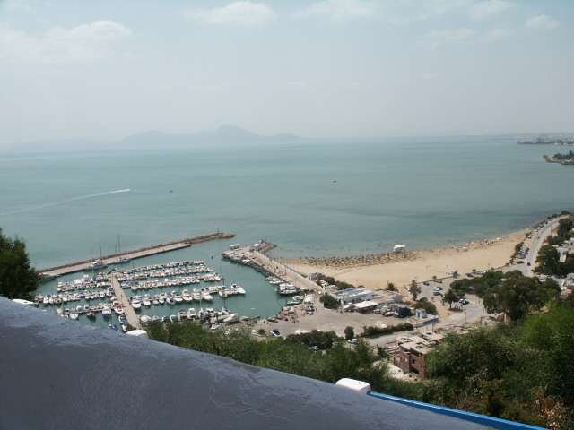 vue sur port et plage.JPG