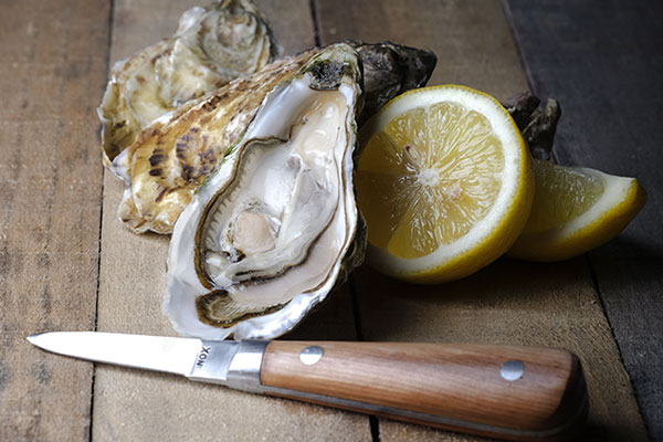 couteau-a-huitres-avec-des-huitres-et-un-citron.jpg