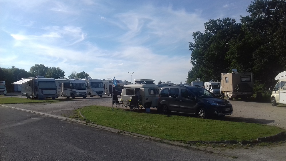 20190617_191348 Aire Cc Sully sur Loire, derrière le château.jpg
