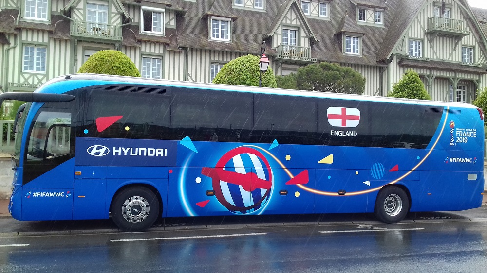 20190613_120218 j'ai vu Deauville... Le Bus des Anglaise devant le Formule1.jpg
