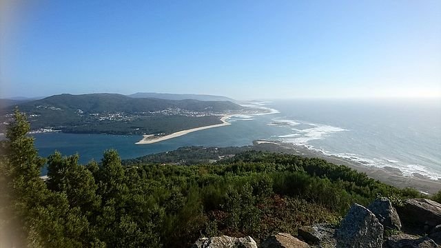 La bouche du Miño au mont Santa Tecla, l'autre coté es Portugal.jpg