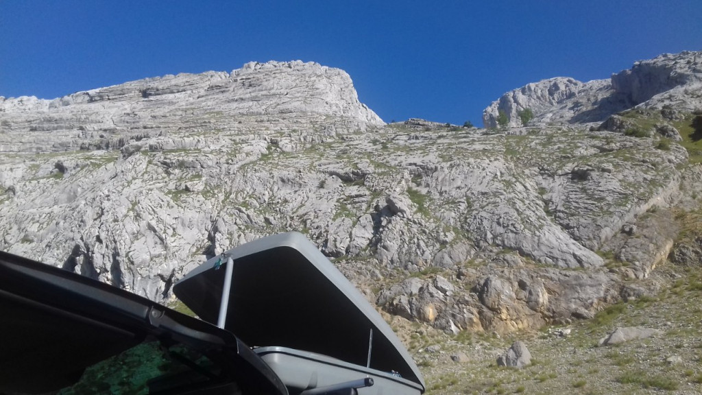 17 Bivouac col de la Colombière.jpg (253.47 Kio) Vu 22978 fois N'oublier pas le seau pour les myrtilles !