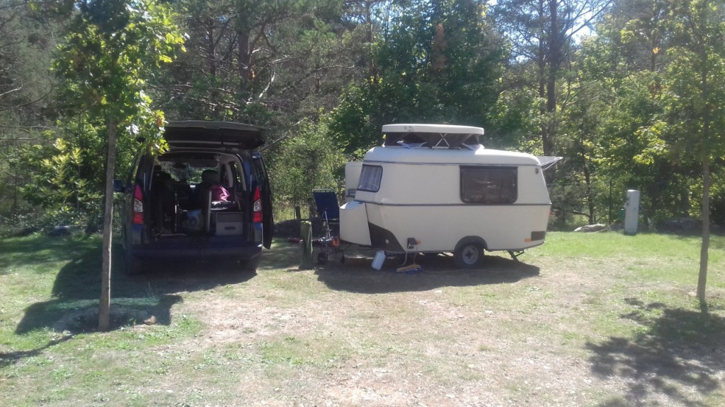 Peu d'ombre dans ce camping.