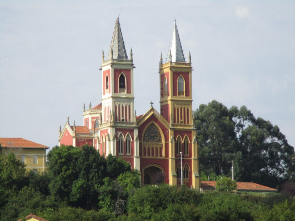 église sur le chemin de st jacques de compostelle