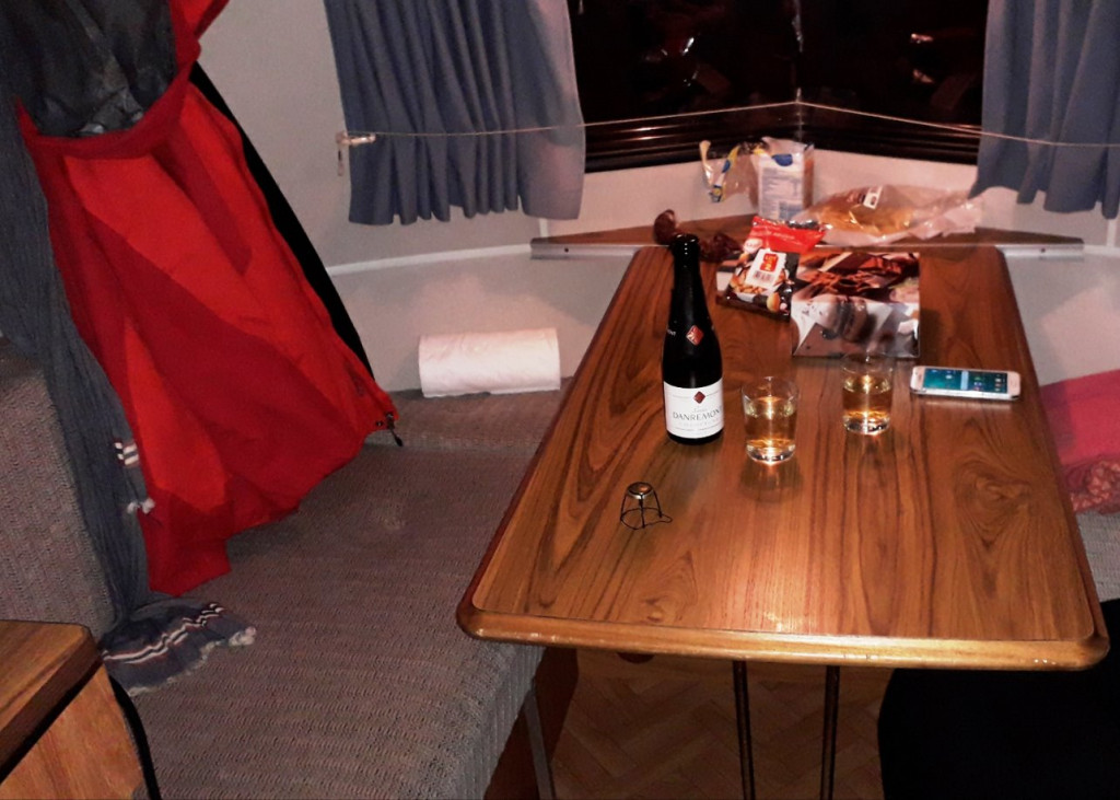 Champagne de bienvenue.jpg (183.59 Kio) Vu 22223 fois Raisonnablement….. une 1/2 bouteille!
