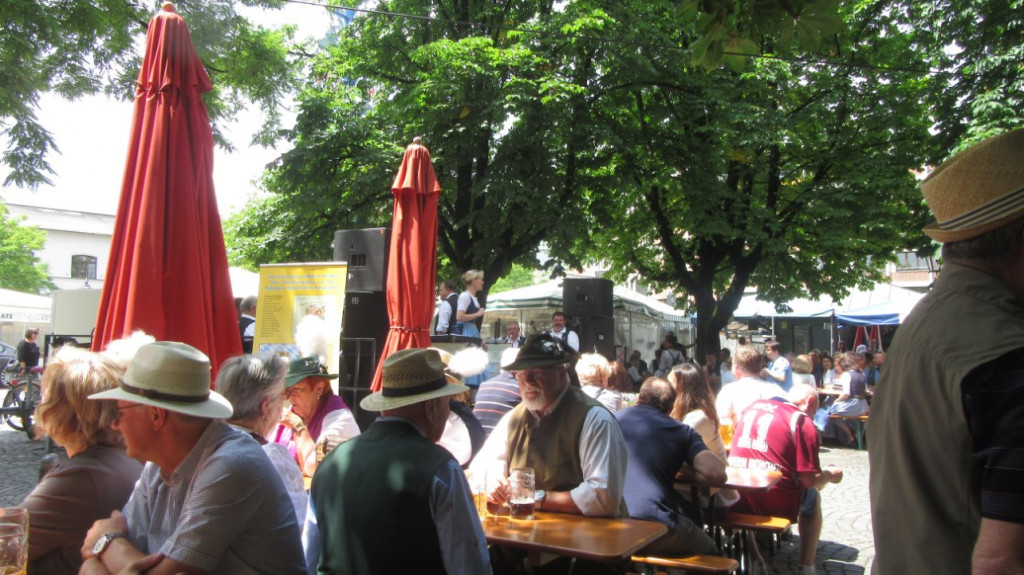 Munich : Biergarten un dimanche beaucoup d'habitants en tenues locales (les jeunes comme les vieux)