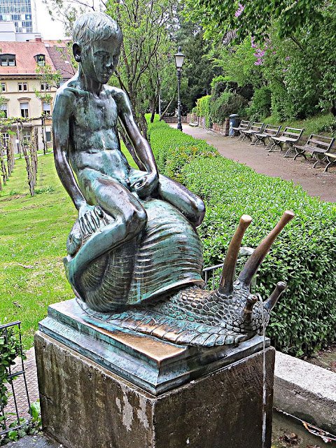 DE-Schneckenreiterbrunnen - 1.jpg