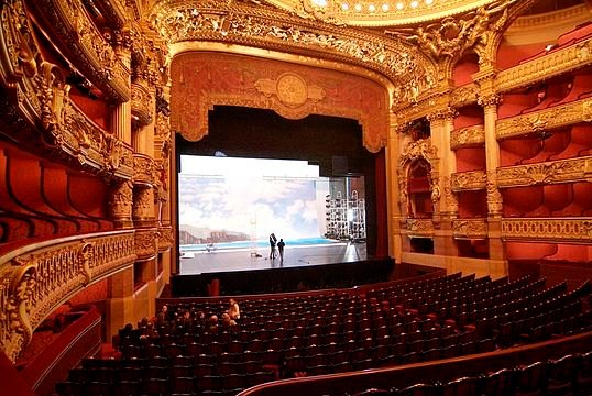 Scène_de_l'opéra_Garnier.jpg