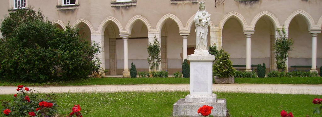 cours-honneur-grand-couvent-gramat-lot.jpg