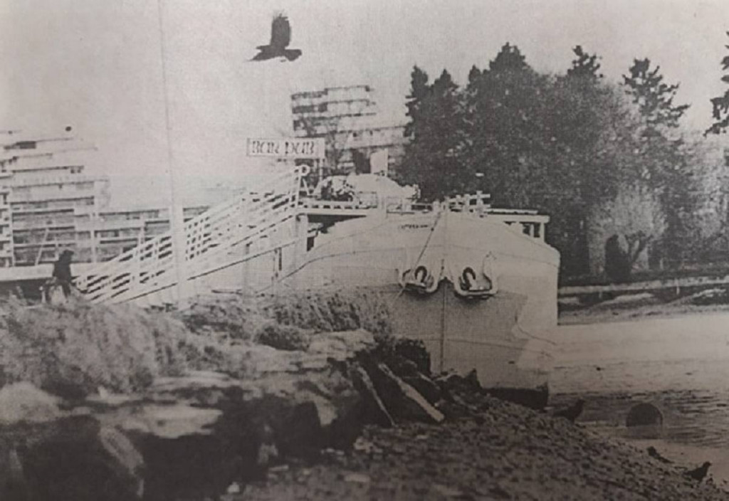Péniche échouée