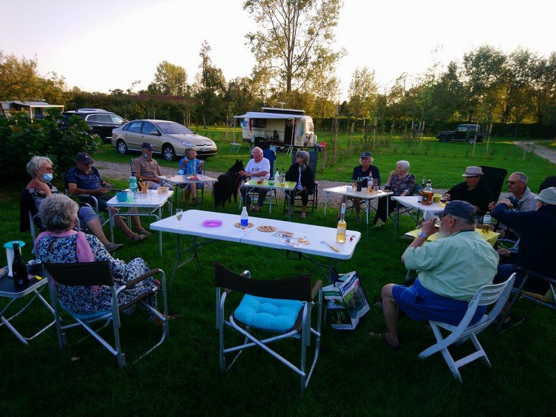 Genre de cercle pour la covid. les distances sont respectées.