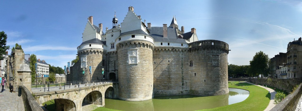 Nantes chateau.jpg (145.1 Kio) Vu 12664 fois Entrée du Château entre les tours du Pied-de-Biche et de la Boulangerie.