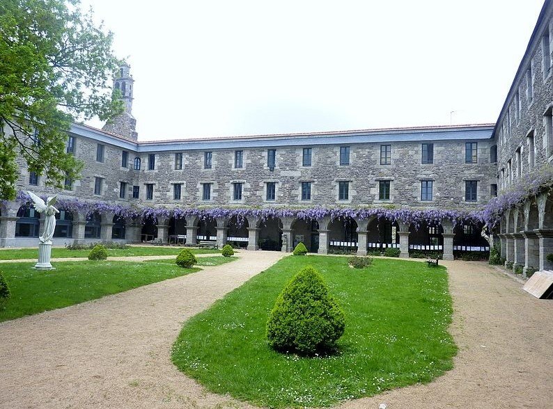 Lesneven cloitre.jpg