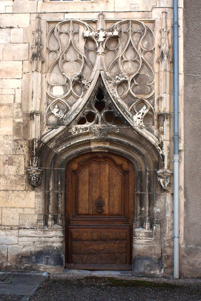 St Pierre le M portail.jpg