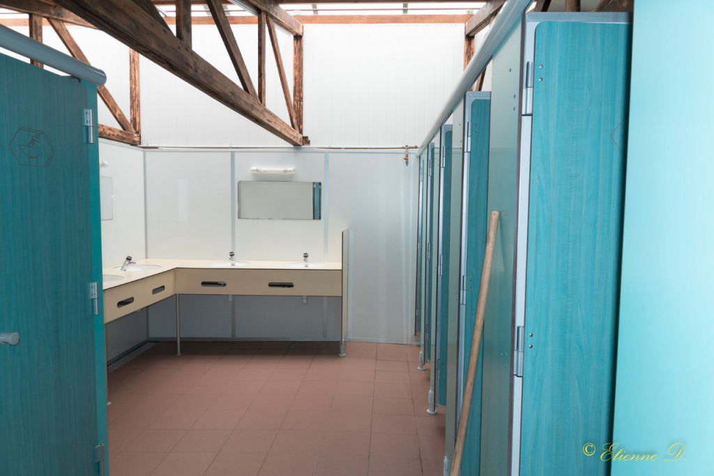 coté douches et lavabo