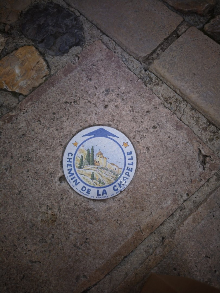 La direction à prendre pour la visite, est indiquée au sol