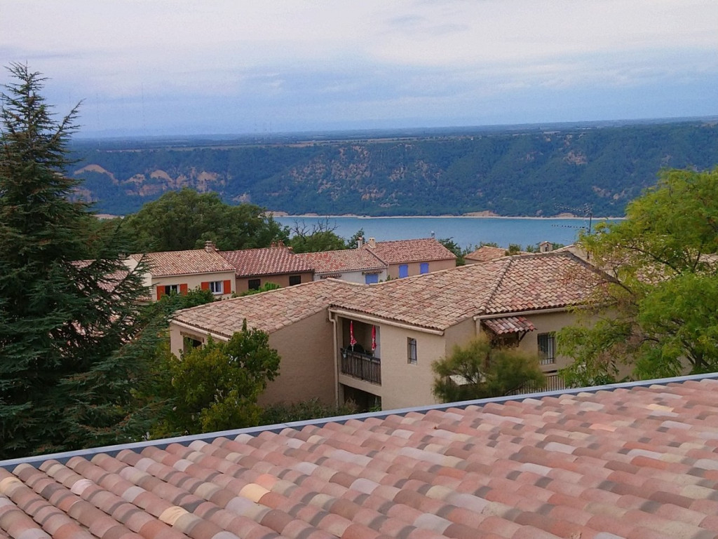 Au fond, le lac de Sainte Croix