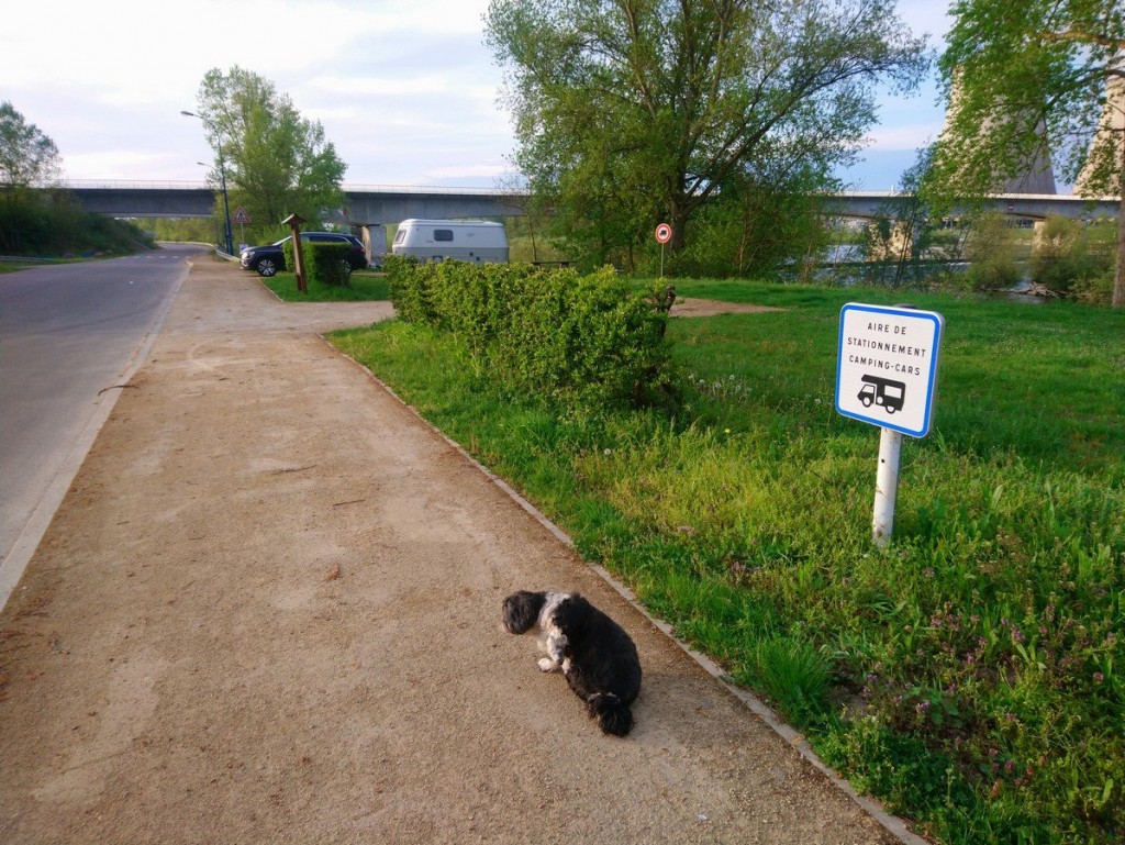 retour vers Soissons, petit parking réservé aux véhicules de loisir. Juste pour faire Dodo.<br />Certain vont trouver où c'était avec une centrale nucléaire juste à coté !