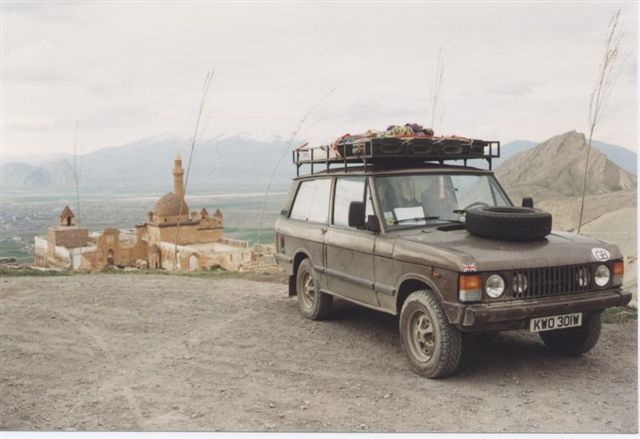 0Ishak_Pasa_palace_Dogubayzit_with_mount_Ararat_in_the_distance.jpg