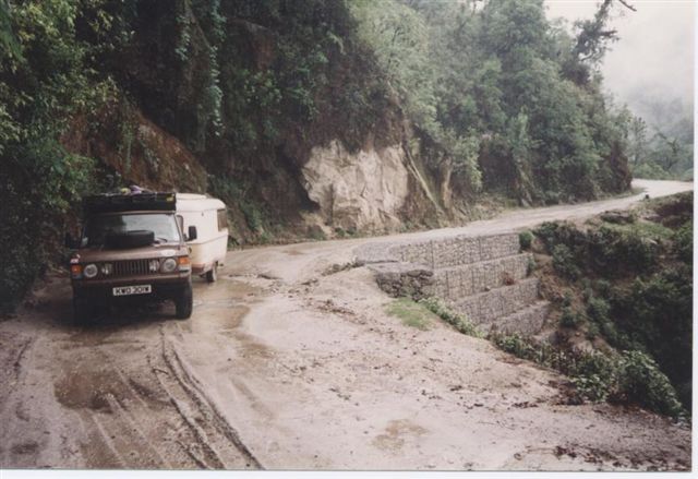 0Old_road_Katmandu_to_India.jpg
