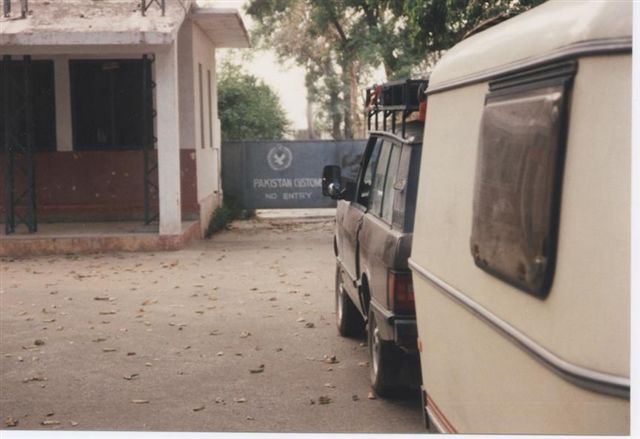 0Pakistan_border_with_India.jpg
