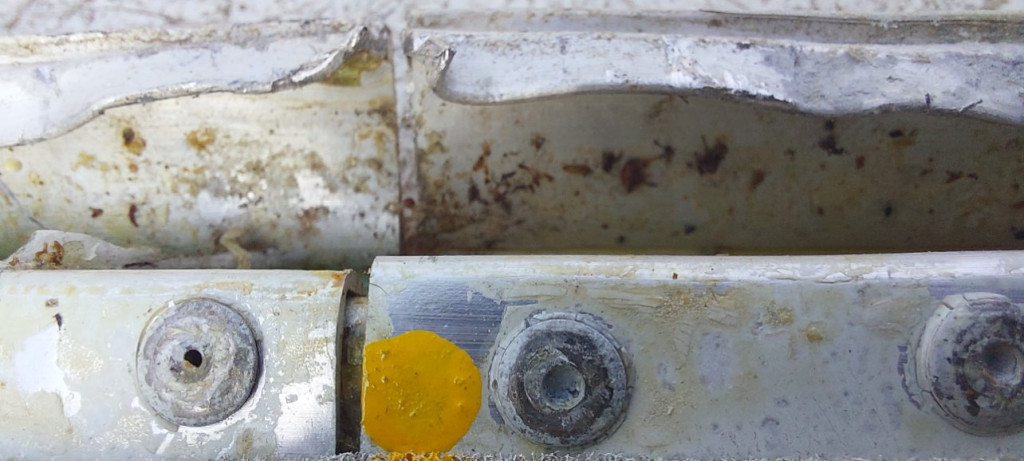 On voit ici sur la partie haute de  la photo le rebord qui maintient la lévre en plastique