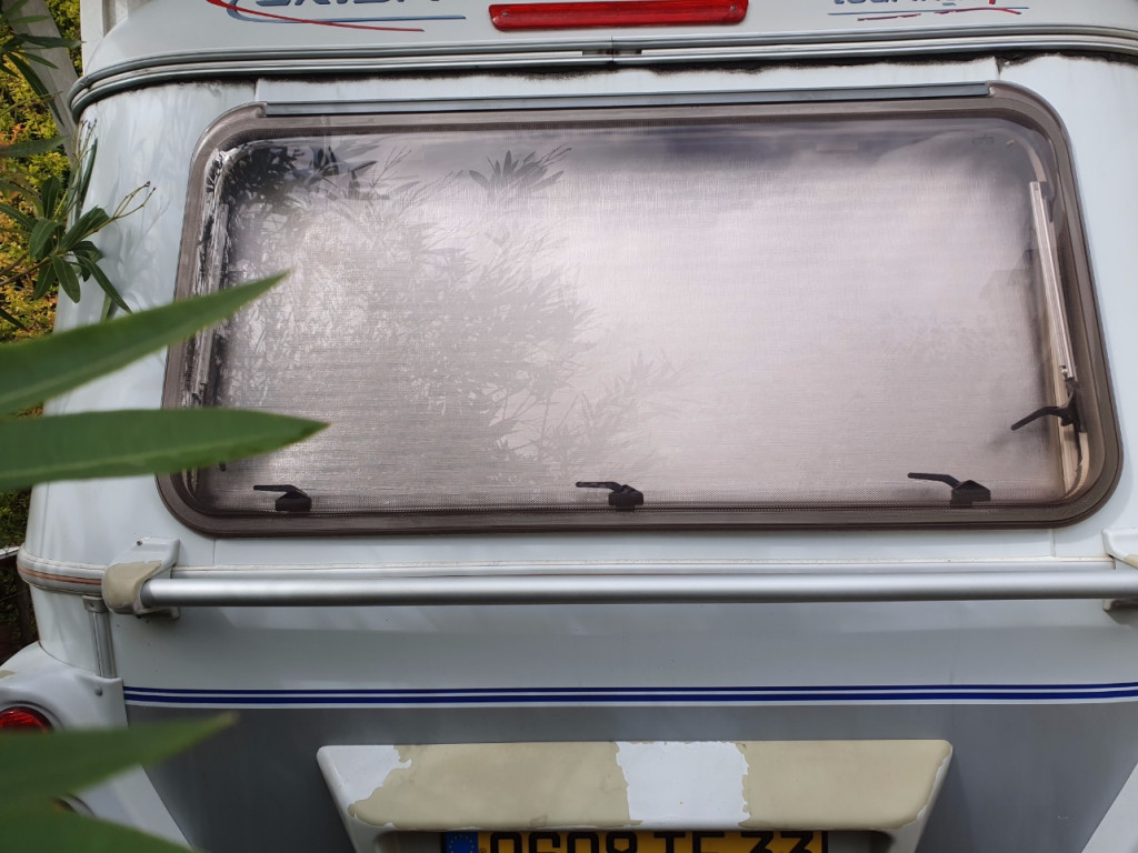 Eriba ext arrière au dessus de la plaque immat.jpg