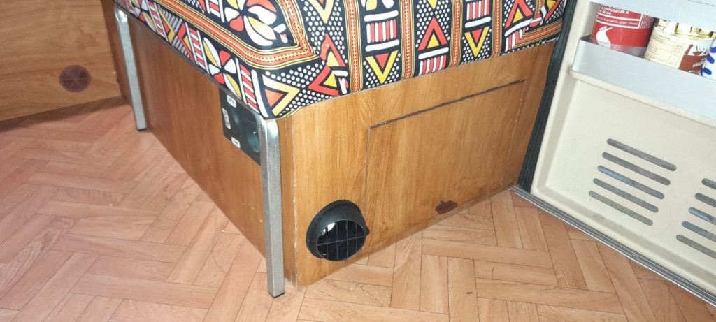 Sortie d'air chaud dans l'espace cuisine et près de la porte pour casser l'entrée d'air froid.