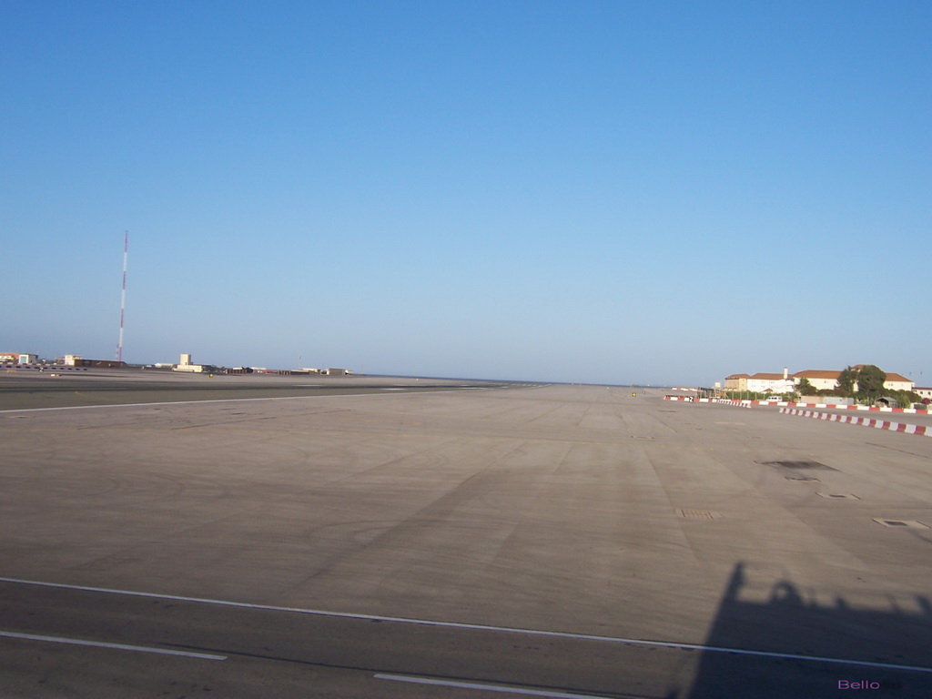 La route traverse la piste            d'aviation